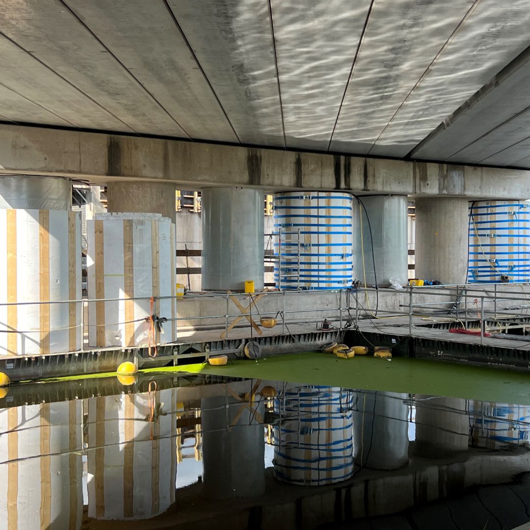 Bekistingen rondom brugpijlers onder de Torenvlietbrug, geplaatst boven het water tijdens infrastructuurwerkzaamheden
