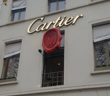 Grote rode lakzegel als opvallend gevelobject bij Cartier winkel