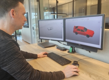 Ontwerper maakt 3D-tekening van voertuigvorm op computer, onderdeel van maatwerk in EPS