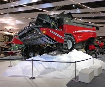 Een grote tempex ijsbergen van 11 x 8 meter. Deze tempex ijsbergen liggen onder enorme grote harvesters.