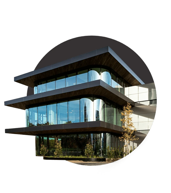 Het De La Roy-hoofdkantoor is geïsoleerd met EPS en heeft op iedere etage een glazen wand.