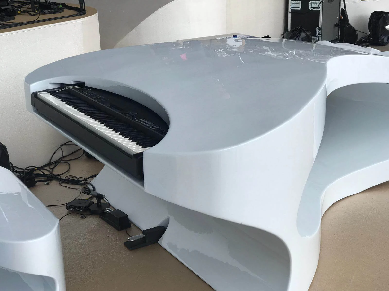 De piano voor de concerten van Marco Borsato vormt een strak geheel met het piepschuim artwork dat is afgewerkt met polyureacoating.