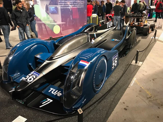 EPS mock up raceauto met TU/e erop de auto is blauw gekleurd.