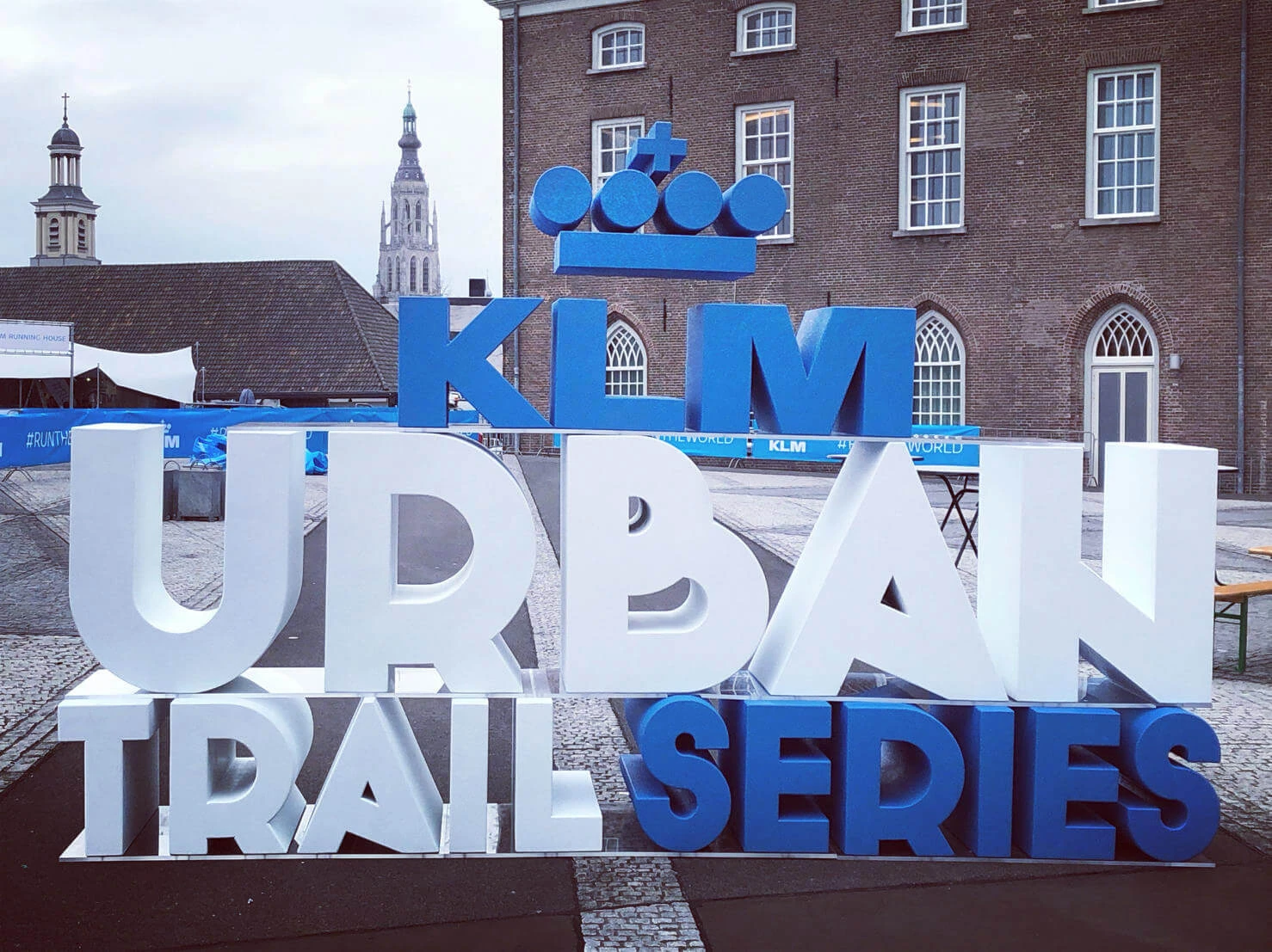 KLM URBAN TRAIL SERIES in piepschuim letters weergegeven.