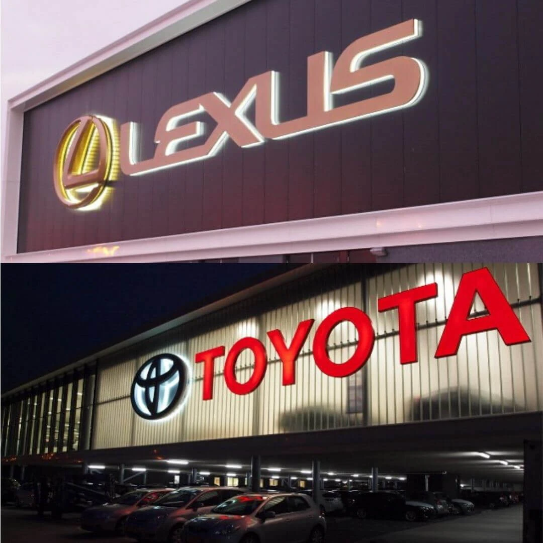 Mega piepschuim logo’s van LEXUS en TOYOTA.