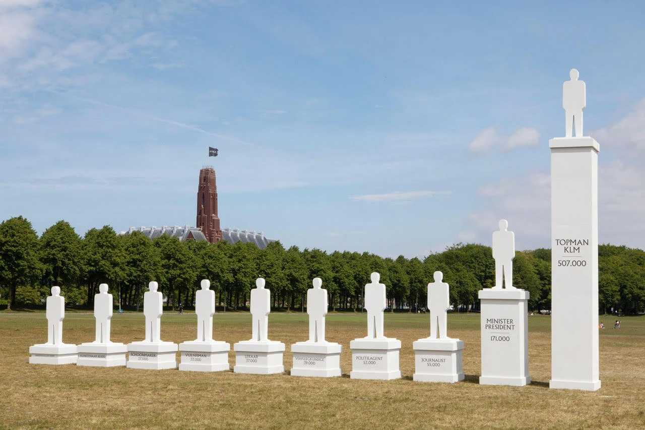 Tien piepschuim silhouetten op een sokkel van EPS laten zien hoeveel je in een bepaalde branche verdient.