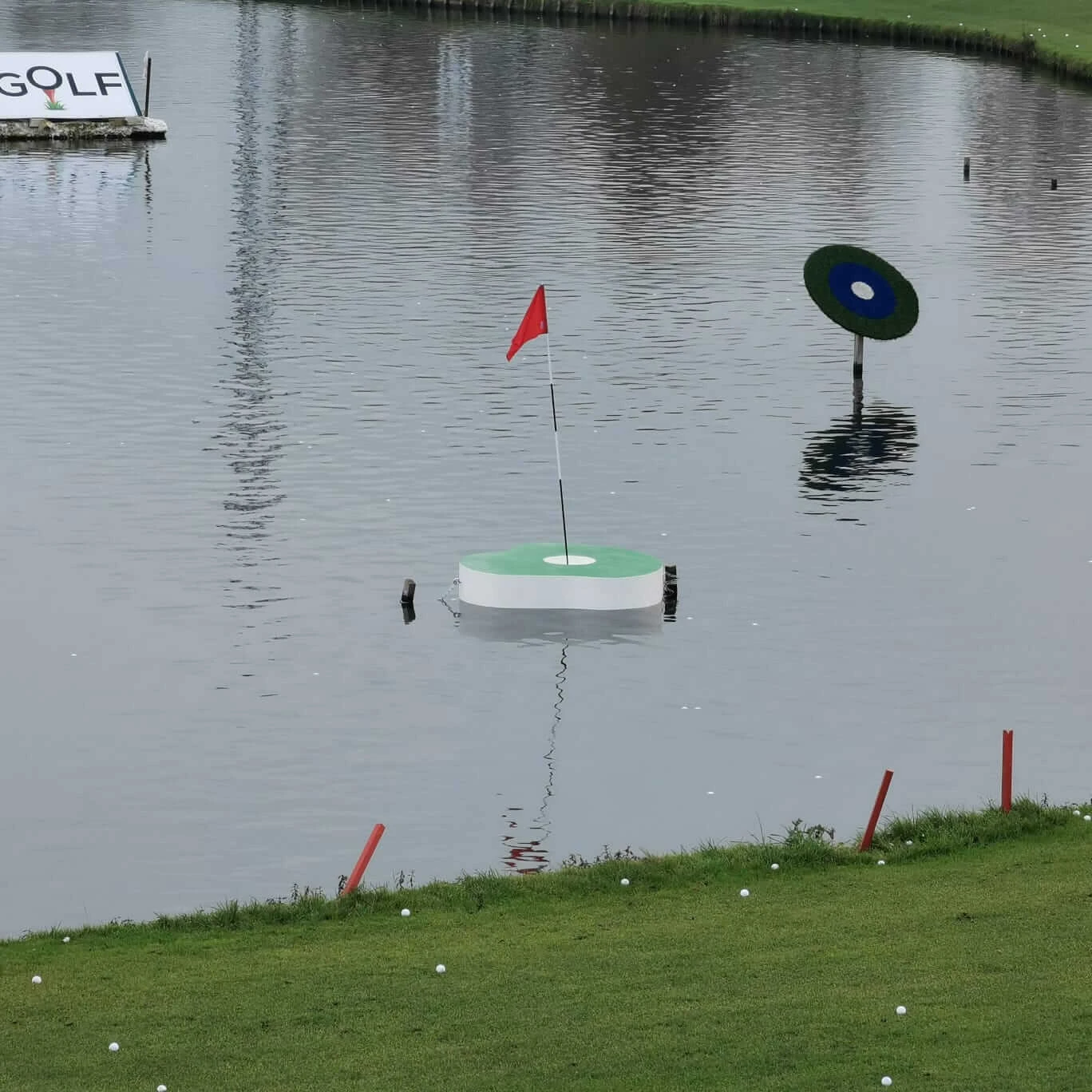 Uit piepschuim contourgesneden hole drijft op het water met een vlag erin.