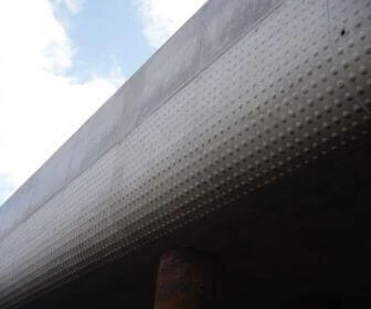 De in airpop (piepschuim) mallen gegoten betonnen zijkant van het eco-aquaduct Zweth.