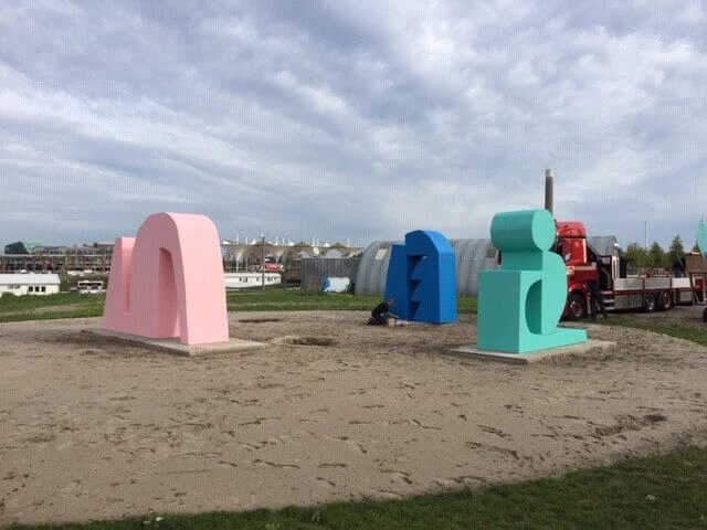 Er zijn drie roze, blauwe en groene sculpturen gemaakt uit EPS200 en staan met zijn drie in de buitenlucht. Voor de tentoonstelling We are out of office.
