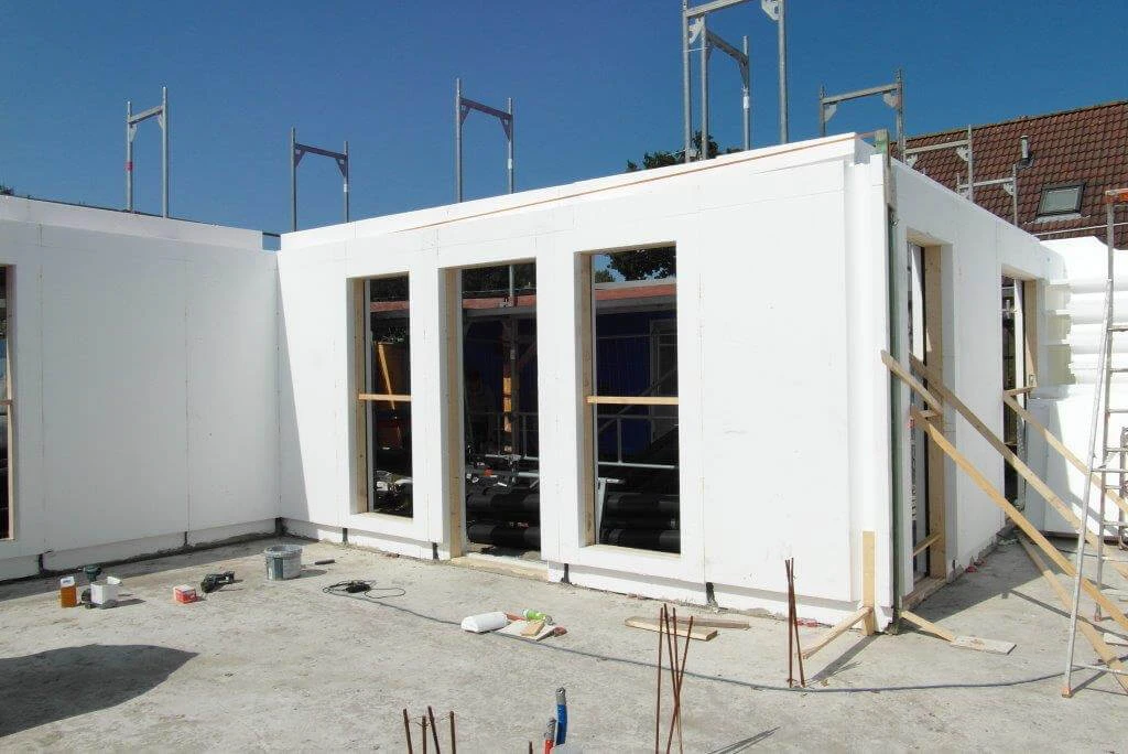 Op de bouwplaats van energiezuinige woningen in Nijeveen zijn de prefab EPS kernen van de binnenmuren gesteld..
